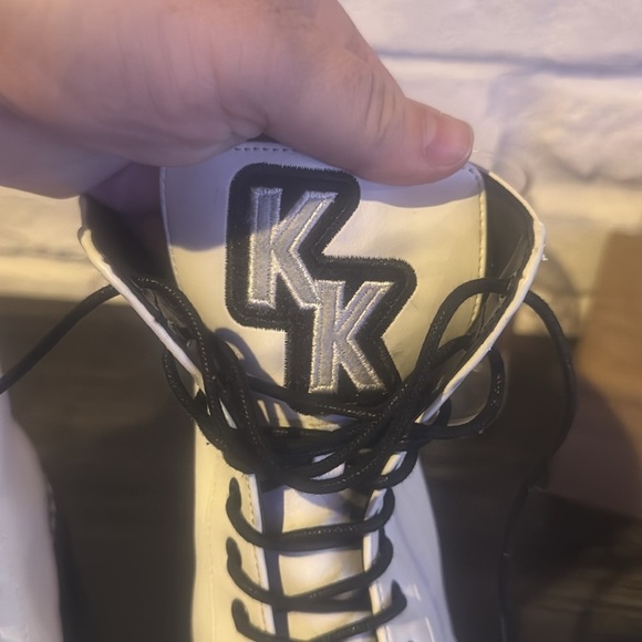 Kendall + Kylie Women's White Faux Leather Hunt2 Combat Lug Sole Boot - Picture 4 of 6